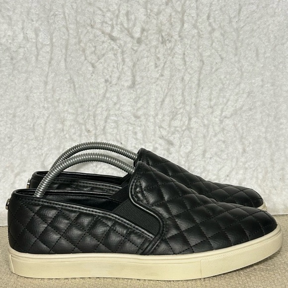 Steve Madden Womens Black Quilted Ecentrcq SlipOn Casual Sneaker Shoes SZ 8.5M - Picture 1 of 11